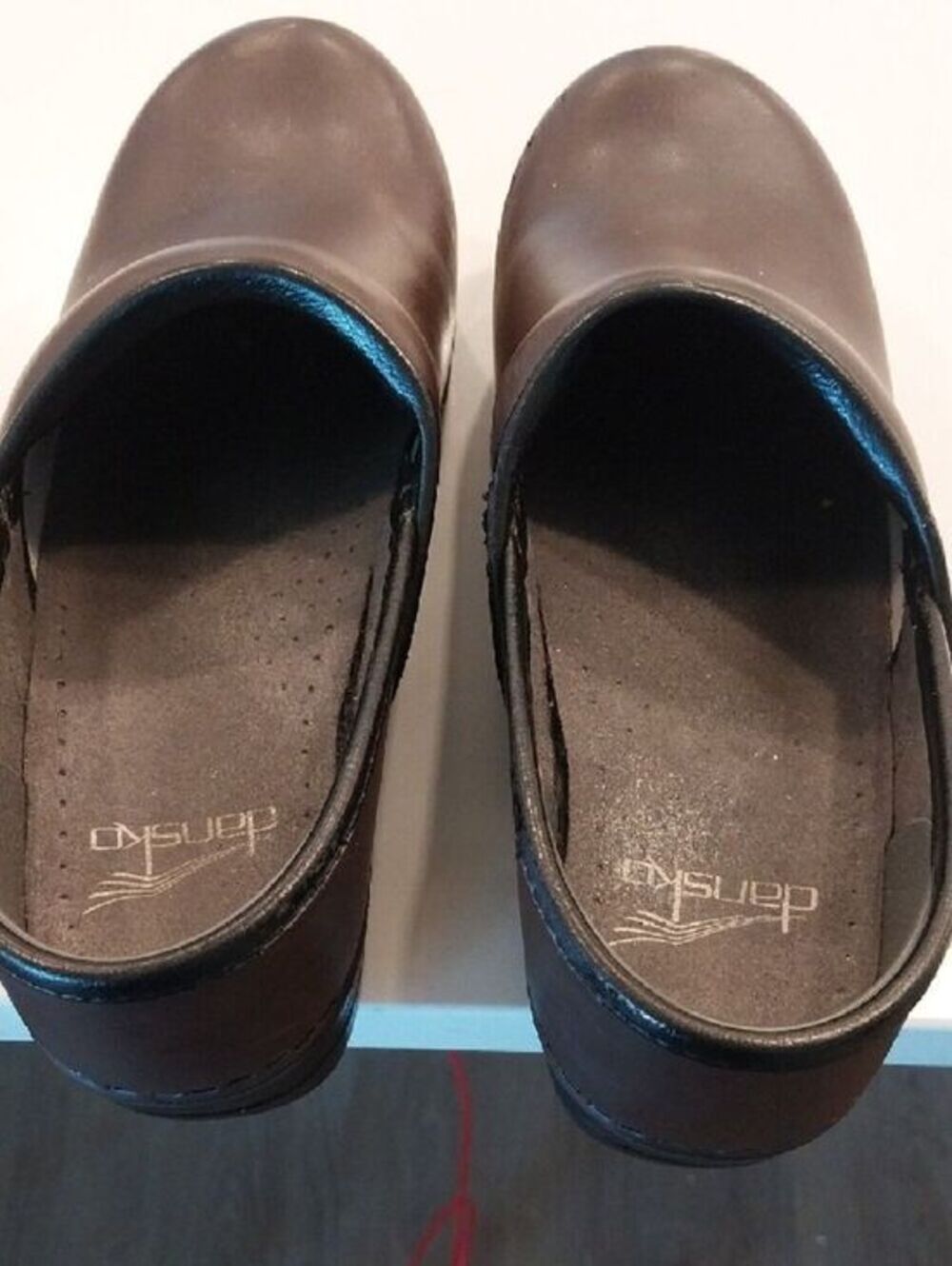 Dansko Brown And Black Leather Clogs...SIZE 6...ALMOST NEW !! - Picture 2 of 6